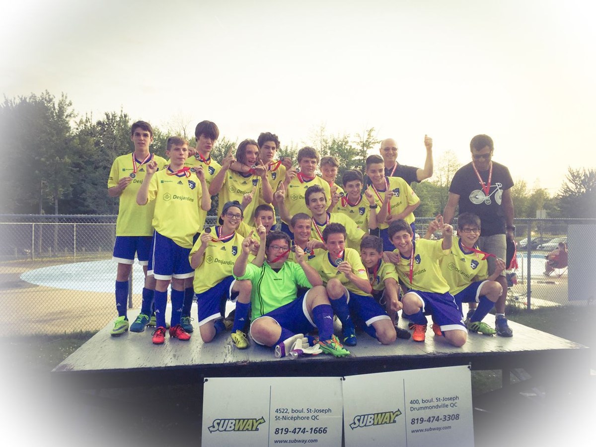 Le Nitro U14. À l’arrière : Olivier Lessard, Étienne Flamand, Olivier Rouleau, David Côté, Xavier Ouellet, Zachary Parent, Anthony Marcotte, Samuel Boulanger et Samuel Normand. À l’avant : Zack Larochelle, Lancelot Cayer, Samuel Letarte, Mathieu Brousseau, Emerick Poirier, Frédérick Caron, Alexy Poulin, Hugo Lapointe et Thomas Vieth. À eux s’ajoutent les entraîneurs Roberto Rodríguez et René Boulanger (maillot noir).