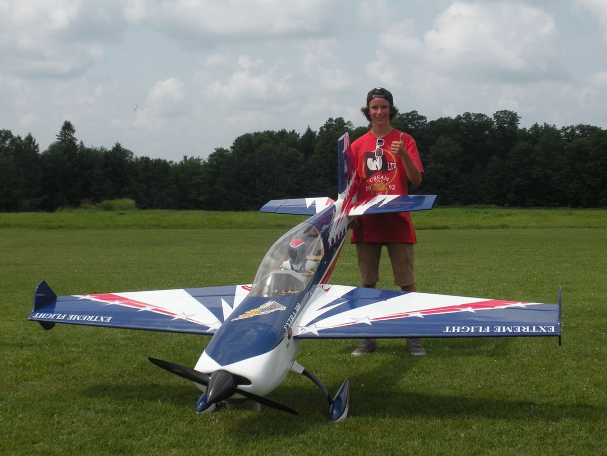Spectacle aérien d'avions et d'hélicoptères téléguidés miniatures