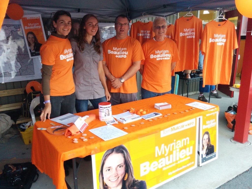 Accompagnée de bénévoles et militants néo-démocrates, la candidate Myriam Beaulieu (6e à partir de la droite) était de passage à Windsor cet été, déjà prête pour la campagne électorale.