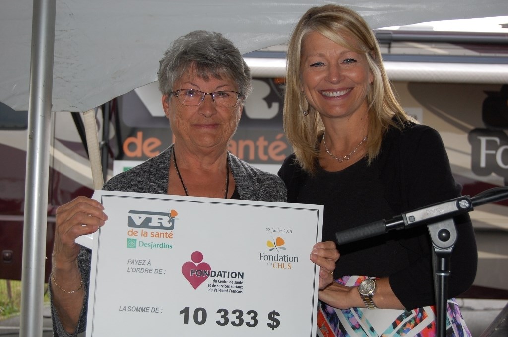 C’est la bénévole Marielle Sylvain qui a reçu le chèque symbolique en présence de la présidente de la Fondation du CIUSSS de l'Estrie – CHUS, Me Dany Lachance.