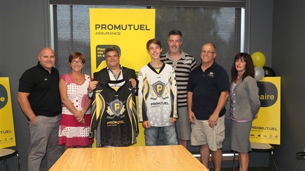 L’initiative de Promutuel a permis de réunir d’autres partenaires importants. Dans l’ordre habituel : le président du hockey mineur de Richmond Sylvain Daigle, la mairesse de Windsor Sylvie Bureau, le directeur de Promutuel Richard Leclerc, le joueur bantam Édouard Perron, le président du hockey mineur de Windsor Pascal Perron (qui a animé le point de presse), le représentant du Momo Sports Luc Desrosiers et l’adjointe à la direction générale de la Caisse Desjardins Manon Bissonnette.