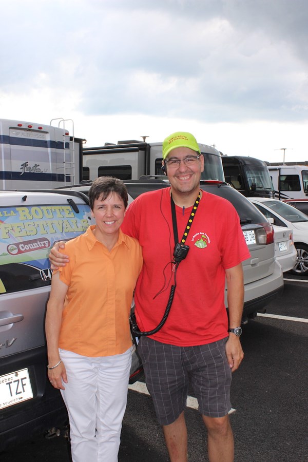 La directrice des Services récréatifs de la Ville de Windsor, Sylvie Morin, et le responsable de la tournée « Sur la route des festivals », Éric Béchard.