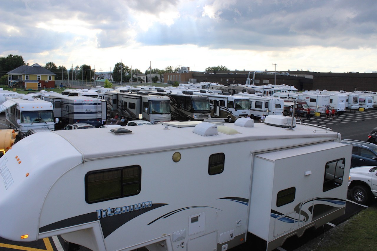 Environ 75 VR ont séjourné sur les espaces du camping Watopeka et le stationnement de l’aréna.