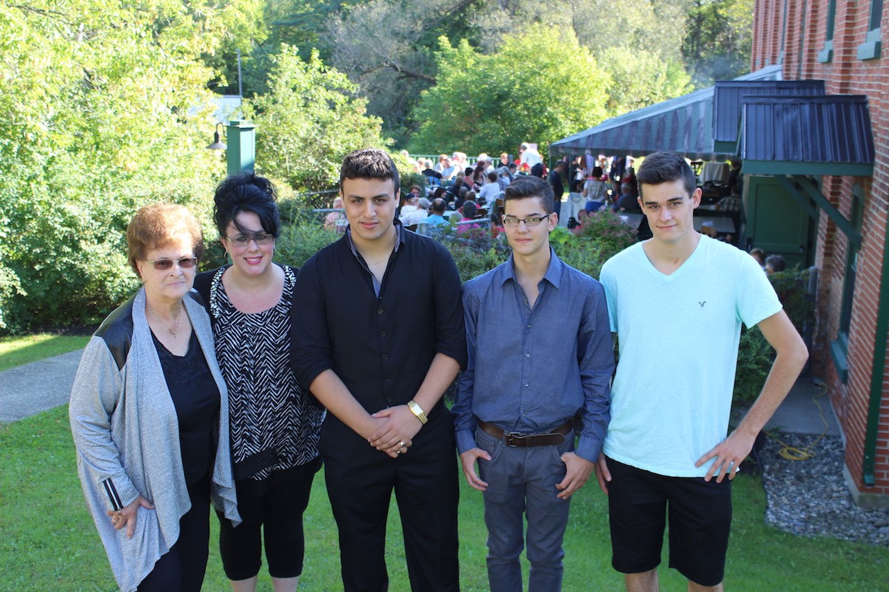 Parents et amis étaient sur place pour le premier spectacle de Hakim. Dans l’ordre habituel : Sa grand-mère Rita Nadeau; sa mère Chantal Nadeau; Hakim et deux amis : Dalton Labrecque et Martin Charland. Absent : le père de Hakim, Adderrahim Nbigui, absent dans le cadre de ses fonctions au sein des Forces armées canadiennes.        