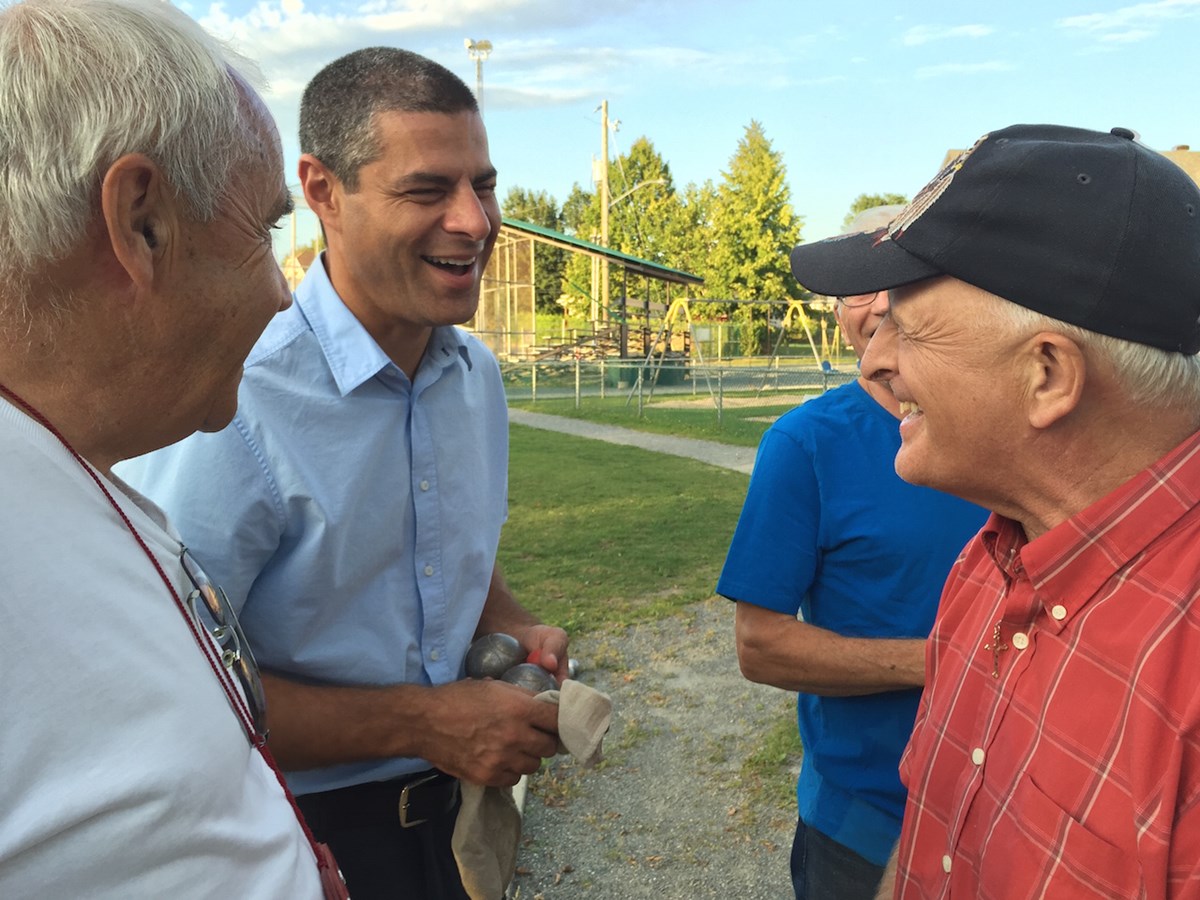 Le candidat conservateur Alain Rayes (2e à partir de la gauche) continue à rencontrer des citoyens en vue des élections du 19 octobre.