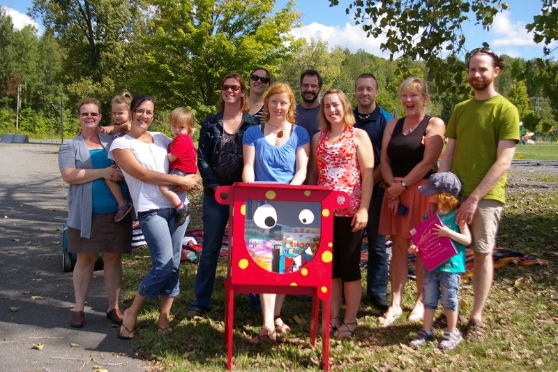 Enfants et adultes étaient réunis vendredi dernier à la Place des loisirs pour l’installation du Croque-Livres.