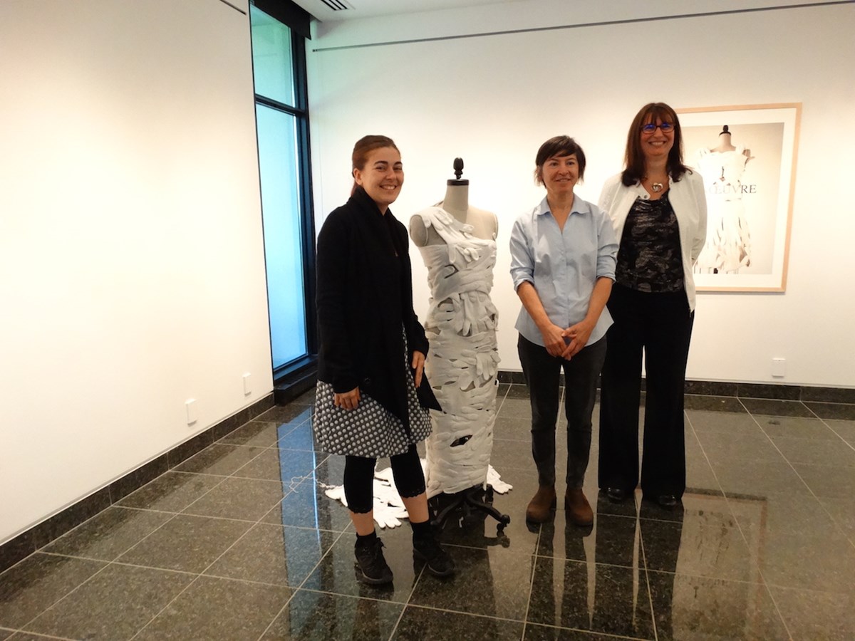 Vous pouvez voir, de gauche à droite, Marianne Verville, du Slam du Tremplin de Sherbrooke; Lucie Duval, artiste en arts visuels; et Karine Corbeil, directrice du Centre culturel et de la Bibliothèque Yvonne L. Bombardier.