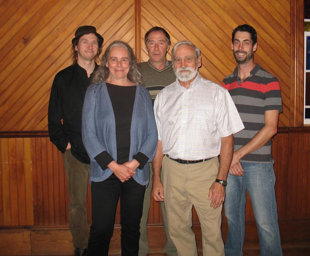 Le comité organisateur des Amis du luthier en spectacle. À l’arrière : Jesse Ens, Marc Saumier et Pierre-Luc Gagnon. À l’avant : Hélène Mager et Jean-Jacques Rousseau.