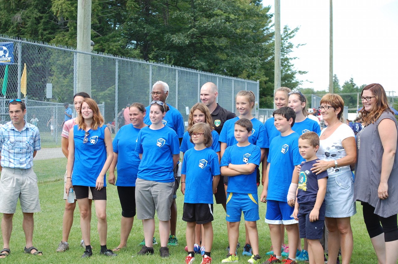 Une photo réunissant des participants lors du festival de fermeture sur laquelle apparaissent le conseiller municipal David Fournier, le directeur technique Gérard Robinson, le président du Nitro, Jean-François Péloquin, la mairesse de Windsor Sylvie Bureau, et la députée du comté de Richmond Karine Vallières.