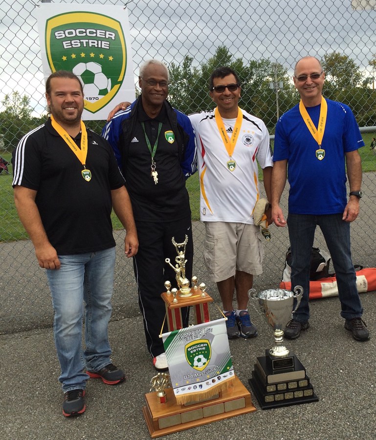 Une photo de l’équipe d’entraîneurs du Nitro de Windsor sur laquelle apparaît le directeur technique Gérard Robinson.