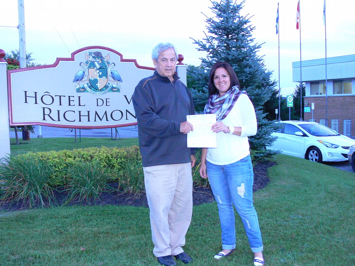 Richmond remets un chèque au club de patinage artistique les Tourbillons