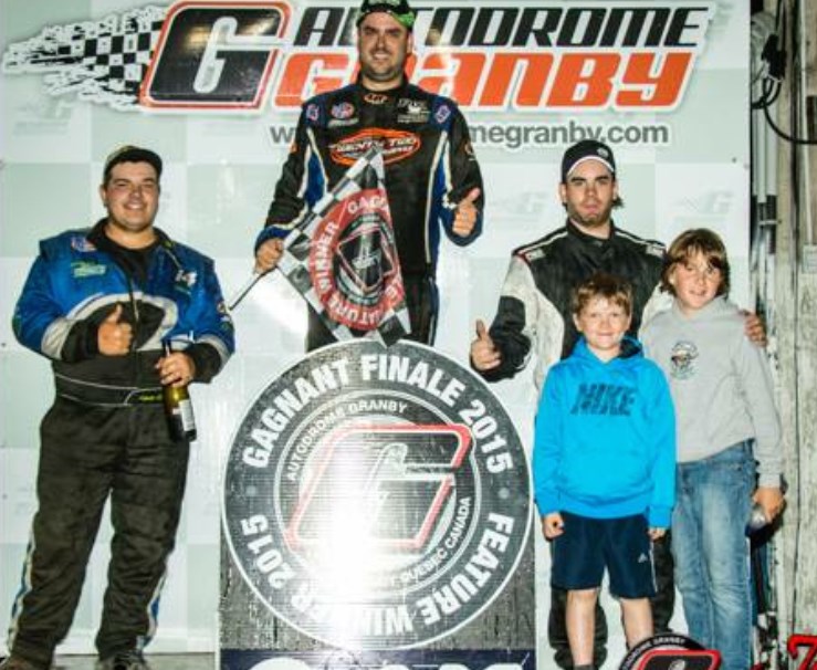 Un des podiums de Michael Richard sur lequel il est entouré de ses neveux Thomas et James Richard.