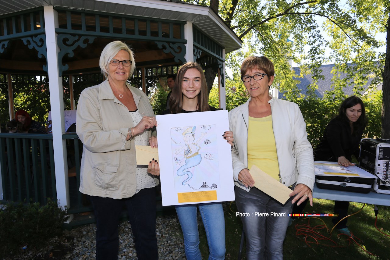 Salomé Drapeau, gagnante de la catégorie Jeunesse. Elle est accompagnée de la conseillère municipale Solange Richard et de la mairesse Sylvie Bureau.
