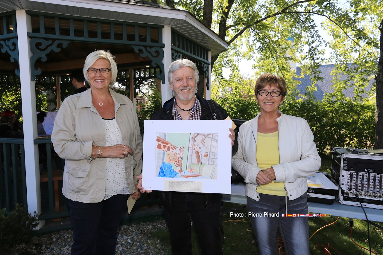 Entouré de la conseillère municipale Solange Richard et de la mairesse Sylvie Bureau, Pierre Marcotte est le gagnant de la catégorie Adulte.