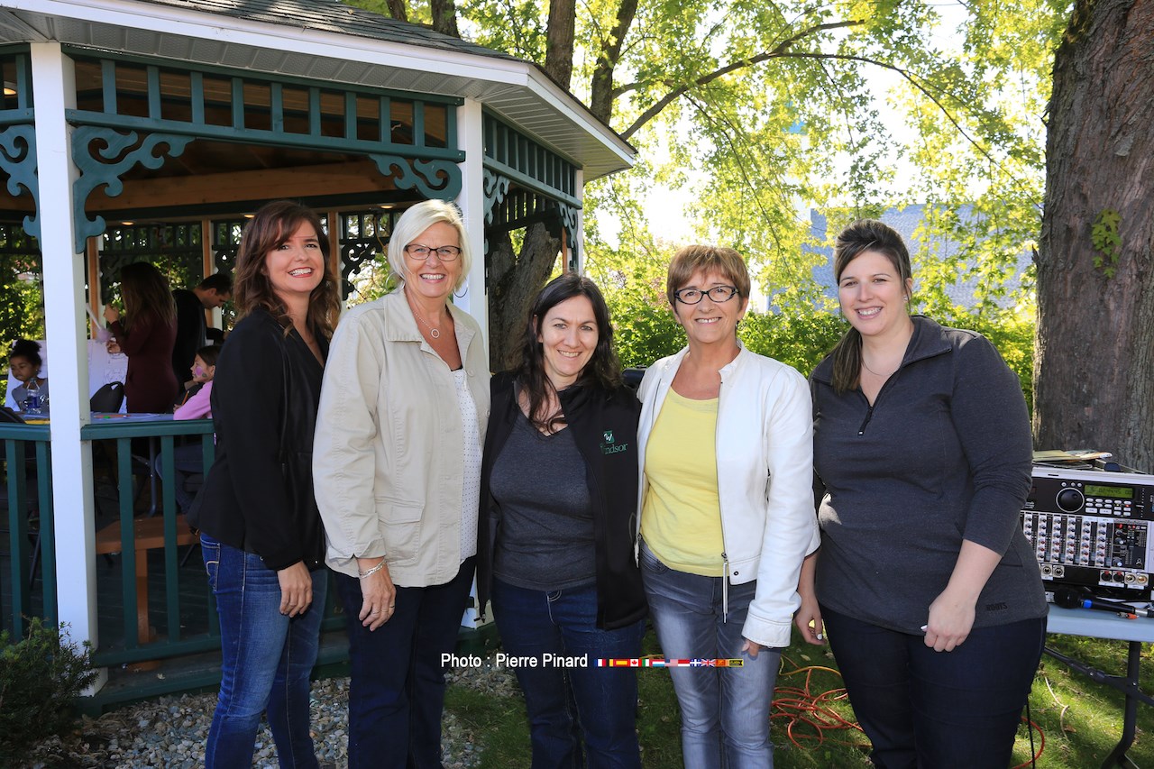 Les organisatrices de la journée du 26 septembre au parc du Centenaire. Dans l’ordre habituel : Hélène Côté de la Poudrière, la conseillère municipale Solange Richard, Maryse Garant de la Bibliothèque municipale, la mairesse de Ville de Windsor et Danika M. Saint-Pierre des Services récréatifs.