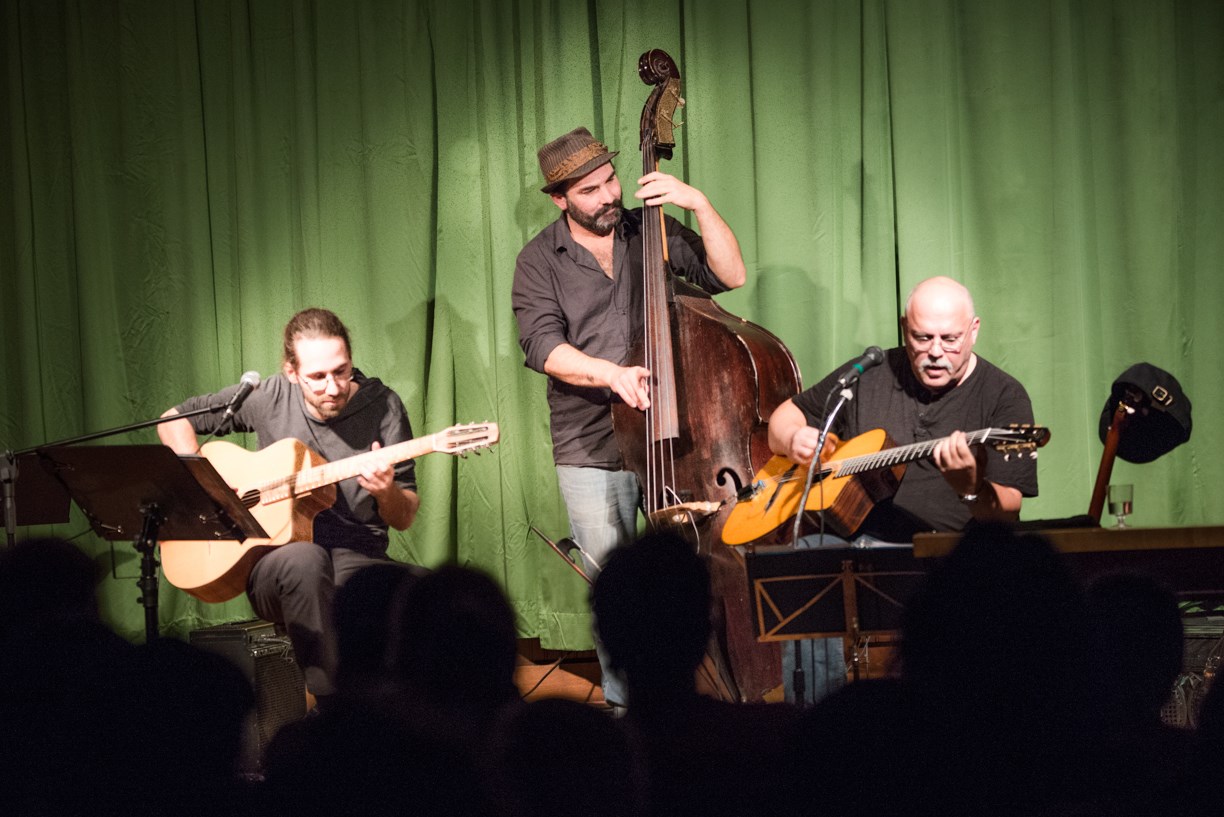 Le trio Igor JR en spectacle au Centre communautaire de Kingsbury. De gauche à droite : Simon Champagne, Benoit Converset et Jean Restayn.