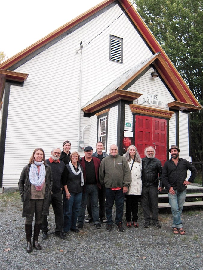Les bénévoles et les musiciens avant le début du spectacle du 26 septembre à Kingsbury. À partir de la gauche : Amélie Aubé Lanctot, Jean-Jacques Rousseau, Jesse Ens, Monique Laflamme, Jean Restayn (musicien), Marc Saumier, Daniel Bernard, Hélène Mager, Jules Vernier et Benoit Converset (musicien). Étaient absents pour la photo : Pierre-Luc Gagnon, Claire Morazain et le musicien Simon Champagne.