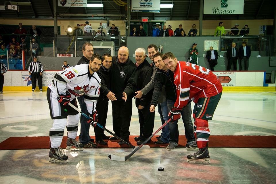 La mise en jeu protocolaire marquant le début de la saison 2015-2016 de l’équipe du Momo Sports-Wild de Windsor.