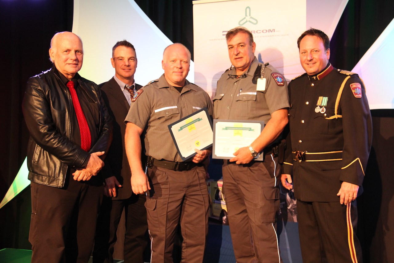 De gauche à droite : Dr Wayne Smith, directeur médical régional de l’Estrie; Dr François Parent, directeur médical régional de la Mauricie; Patrick Larochelle et Donald Hébert de Ambulances Windsor (division de Dessercom) et Stéphan Scalabrini, directeur des soins préhospitaliers d’urgence chez Dessercom.