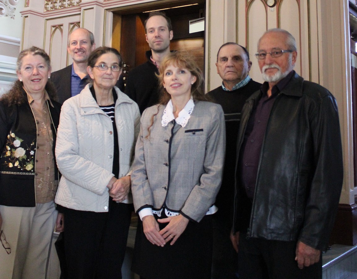 À l’avant : Denyse Morin, porte-parole du comité de l’orgue; Louise Fortin Bouchard et Maryse Simard, organistes; Roger Poliquin, coordonnateur et recherchiste au sein des Amis de l’ordre de Québec et Gérard Messier, président de la fabrique Saint-François-Xavier. À l’arrière : Bertrand Langlois, organiste et Robin Côté de la firme Juget-Sinclair.