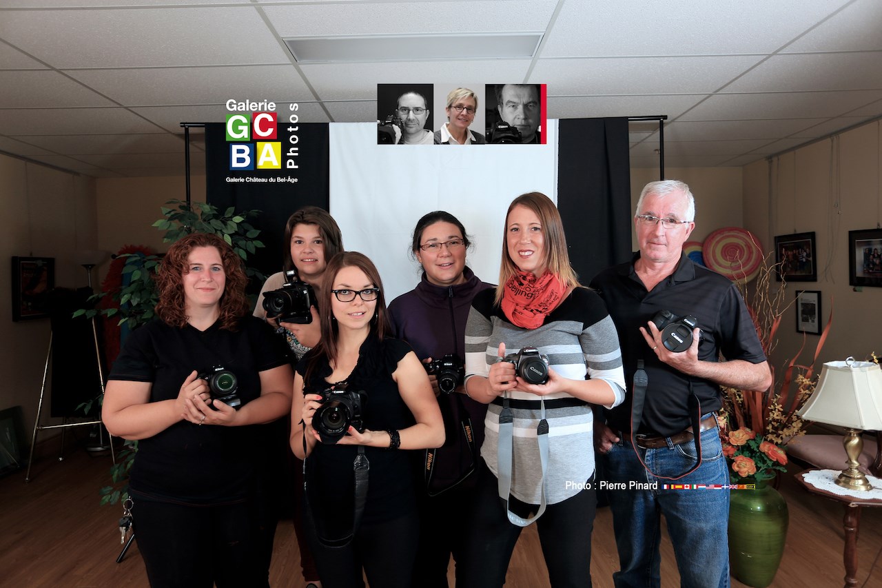 Les exposants Caroline Nadeau, Mari-Pier Sundborg, Mari-Ève Vertu, Sonia Beauregard, Emmanuelle Vertu, Mike Beattie, François Giguère, Chantale Boissonneau ainsi que Pierre Pinard qui est derrière l’objectif.