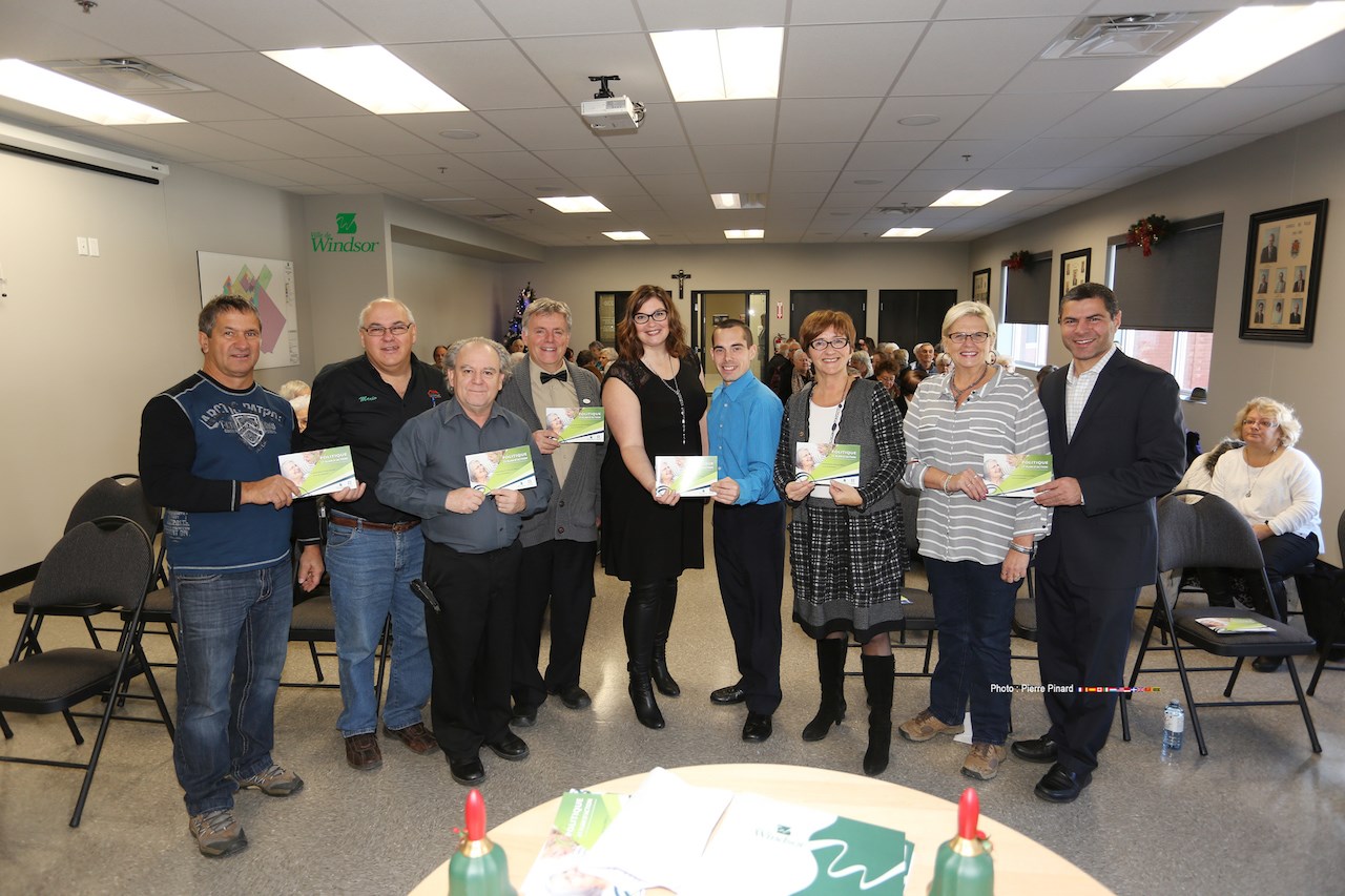 Une photo réunissant à partir de la gauche les conseillers municipaux Alain Beaudin, Mario Leclerc et Gaétan Graveline; le préfet de la MRC du Val-Saint-François, Luc Cayer; la députée de Richmond, Karine Vallières; le conseiller municipal responsable du comité de la famille et des aînés, David Fournier; la mairesse de Windsor, Sylvie Bureau; la conseillère municipale Solange Richard et le député fédéral de Richmond-Arthabaska, Alain Rayes.