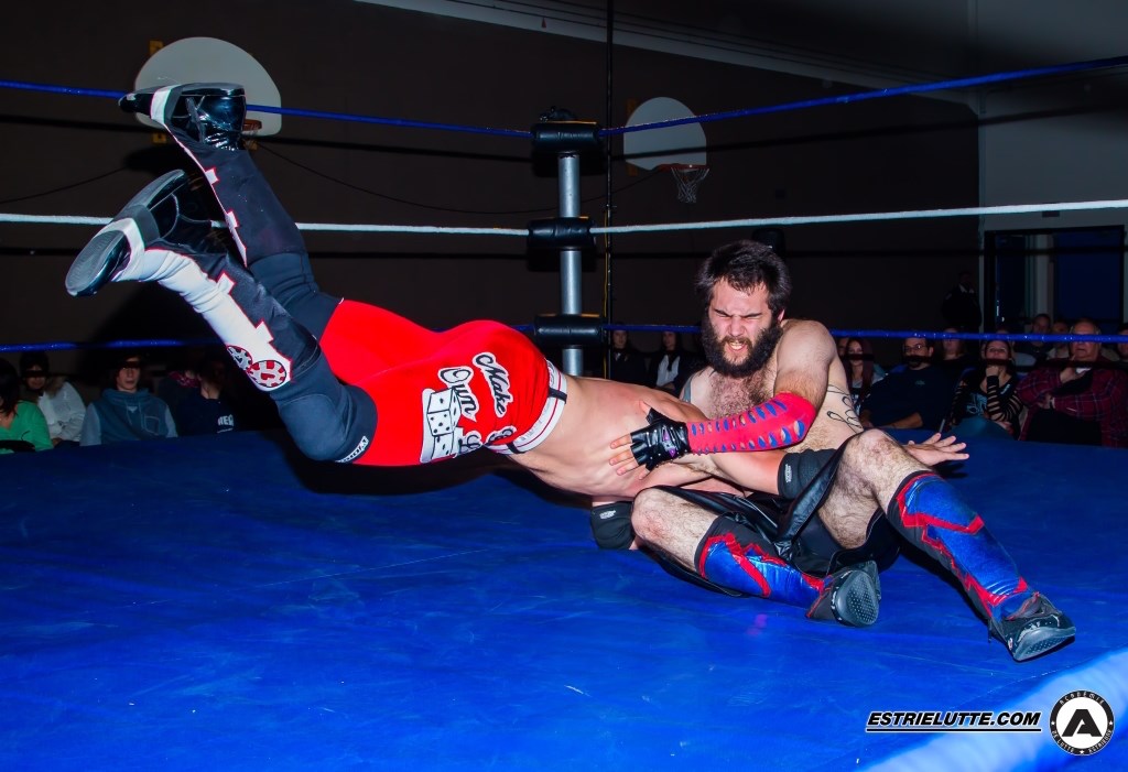 Bas de vignette/Photo : ALEOWEEN2015-36 
Joey Pacha qui donne du fil à retordre à Anthony Chase. Les deux lutteurs seront de nouveau sur le ring samedi soir prochain.
