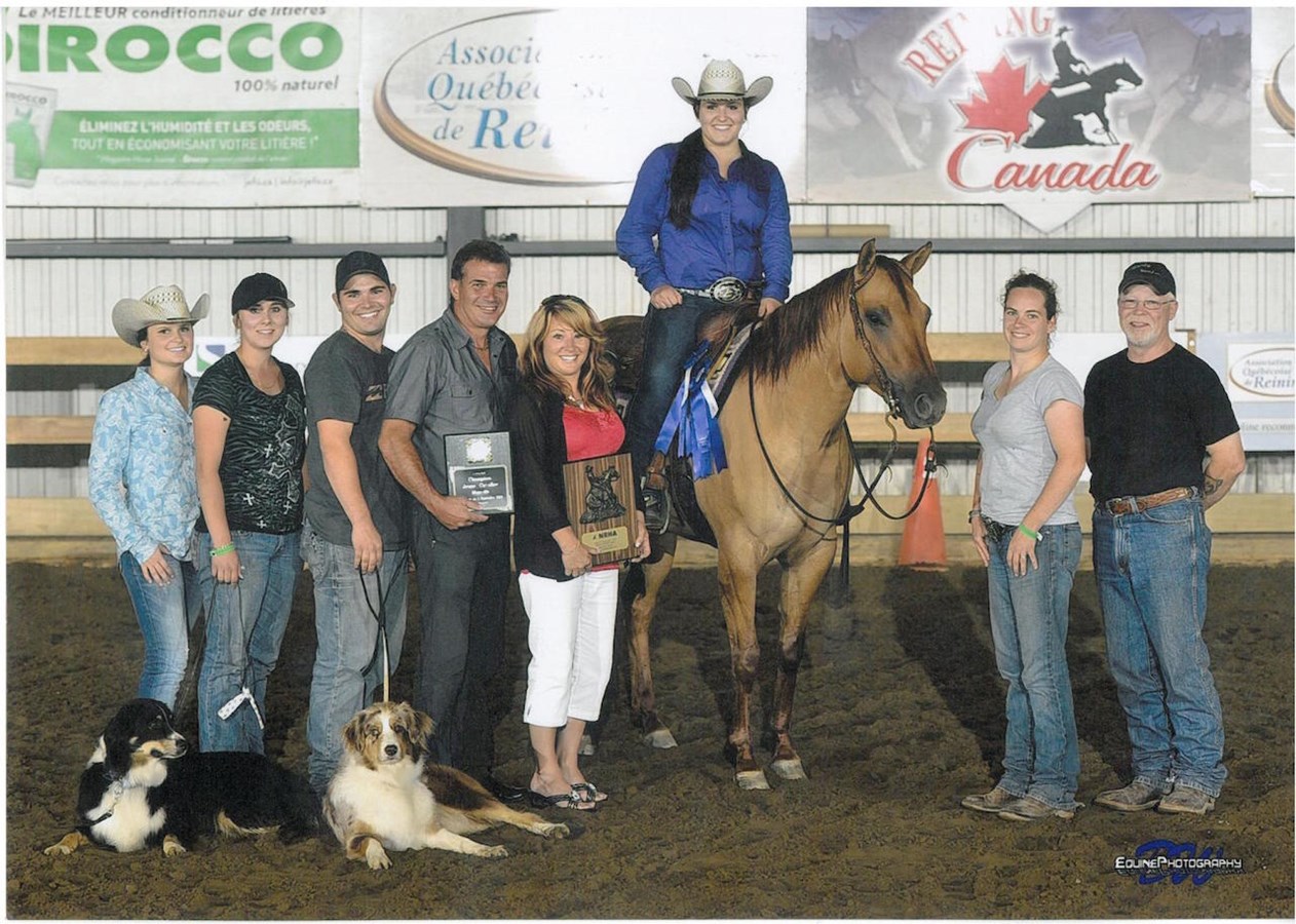 Une photo prise en 2014 sur laquelle apparaît Myriam Jolin Saint-Laurent sur son cheval, entourée des membres de sa famille et de son équipe.
