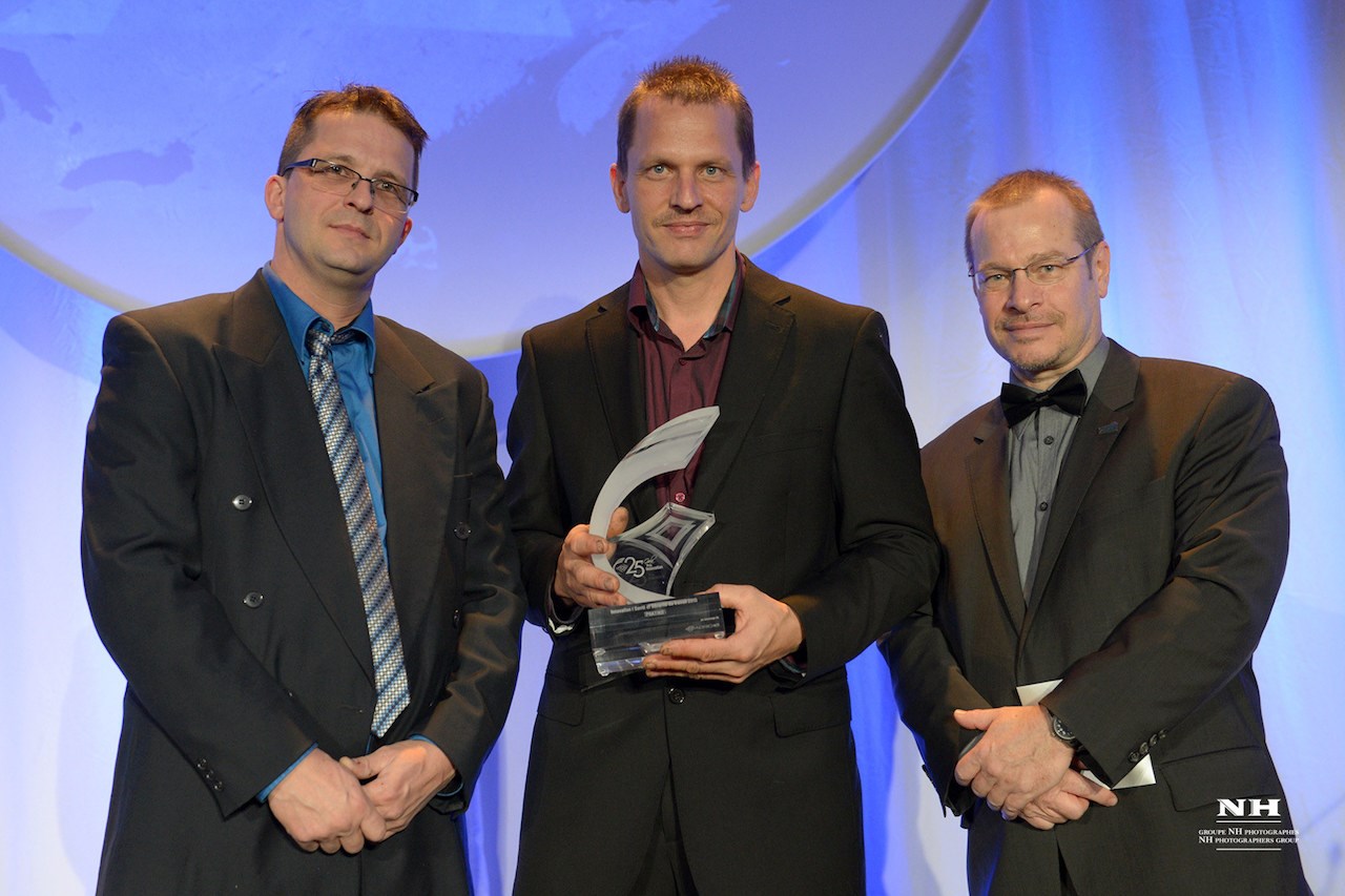 Dans l’ordre habituel, les récipiendaires du prix Innovation, Jean-Marc et Michaël Landry, et l’animateur du gala et professeur de didactique des sciences à l’Université du Québec à Montréal, Pierre Chastenay.
