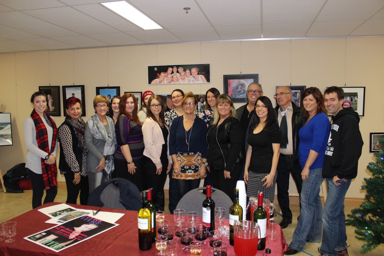 Une photo regroupant les exposants de la 30e exposition, les copropriétaires des Résidences Château du Bel Âge, la mairesse de Windsor Sylvie Bureau et la présidente du conseil d’administration de la Caisse Desjardins du Centre du Val-Saint-François, Manon Morin.