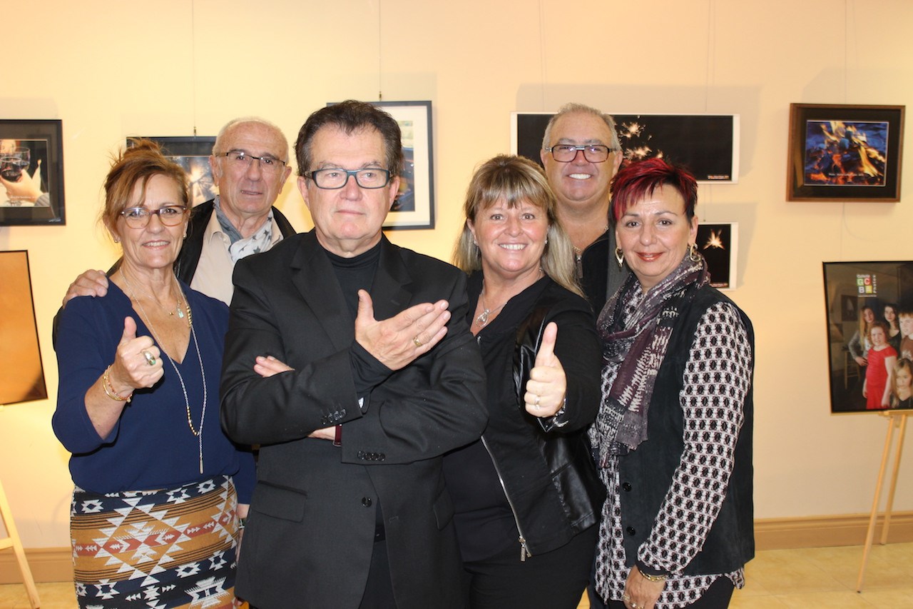 Pierre Pinard à l’avant, accompagné des quatre copropriétaires Catherine et Alain Rossi, Diane Nadeau et Raphaël Francoeur ainsi que la présidente du conseil d’administration de la Caisse Desjardins, Manon Morin. Cinq personnes qui ont contribué aux succès des expositions.