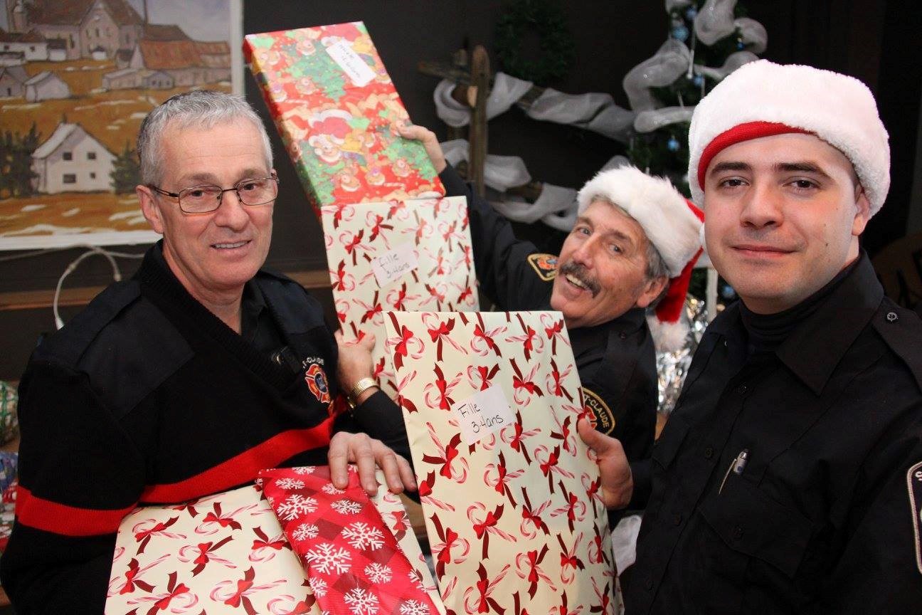 Trois membres du Service d’incendie qui ont participé à la remise des cadeaux.