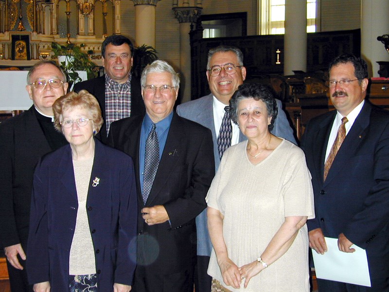 Juin 2002. Quatrième à partir de la gauche, Mgr Georges Cloutier (co-président du comité organisateur de la campagne de financement pour la réfection du toît de l’église Saint-Philippe. À partir de la gauche, le curé Denis Cournoyer, Marguerite Morin, Gilles Morissette, Mgr Cloutier, Malcolm Wheeler (co-président), Aurore Millette et Jean-Marc Richer. Absents lors de la photo : Sonia Bisson, Martial Chamberland et Giselle Duval.
