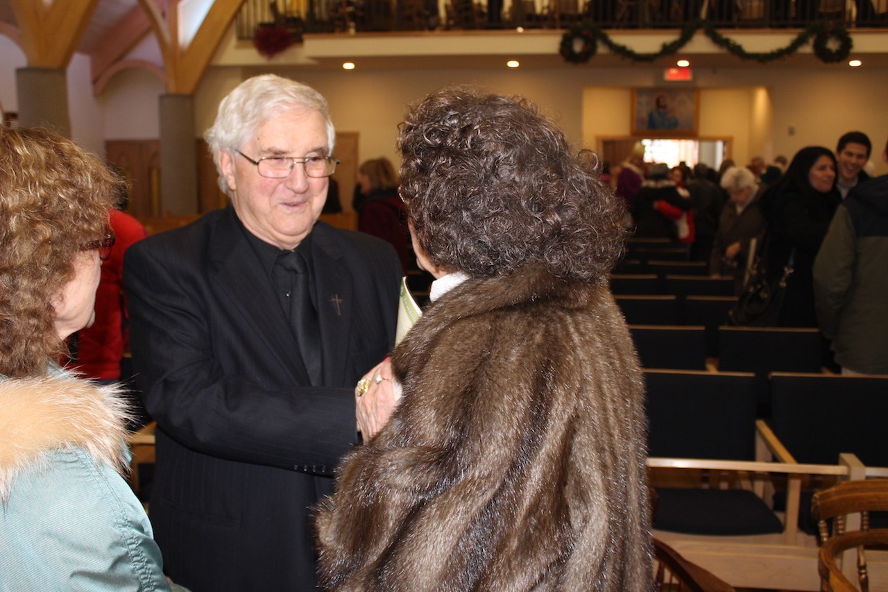 Mgr Georges Cloutier s’adressant à deux paroissiennes lors de l’inauguration officielle de la nouvelle église Saint-Philippe en décembre 2014.