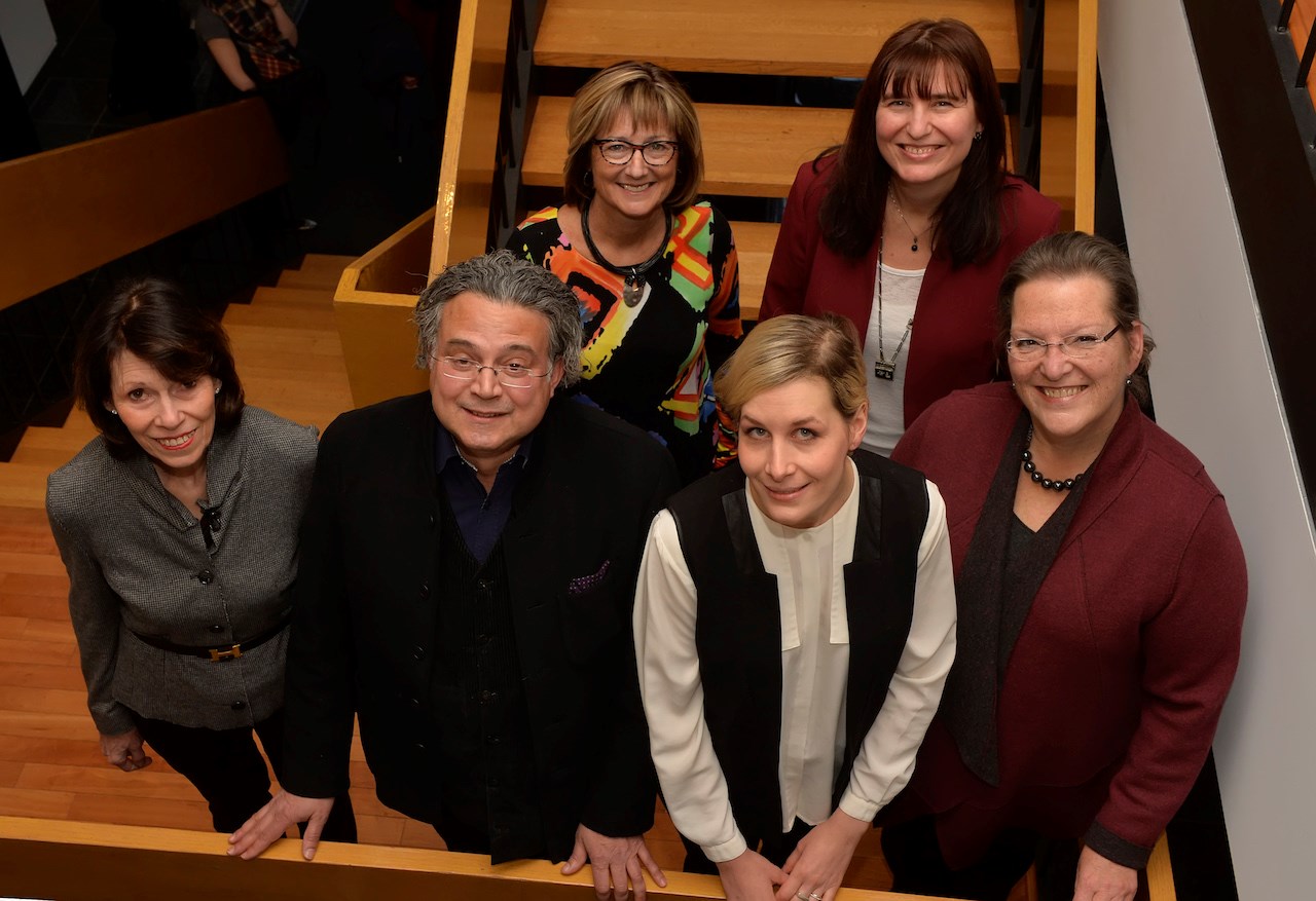 de gauche à droite : Véronique Riverin, invitée d'honneur; Jean-Michel Correia, artiste peintre; Lyne Lavoie, directrice générale de la Fondation J. Armand Bombardier; Maude Bernier Chabot, sculptrice; Karine Corbeil, directrice du Centre culturel Yvonne L. Bombardier; et France Bissonnette; gouverneure de la Fondation J. Armand Bombardier