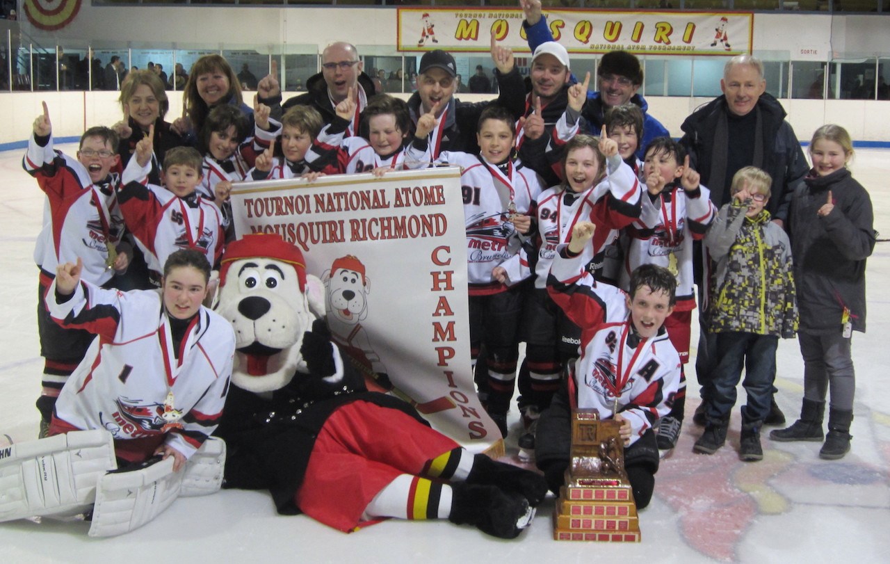 Les équipes locales de Richmond-Windsor auront fort à faire pour défendre le titre remporté l’an dernier dans la classe A par le Métro Brunelle du Val-Saint-François. Ils posent ici avec le trophée et la banderole des champions.