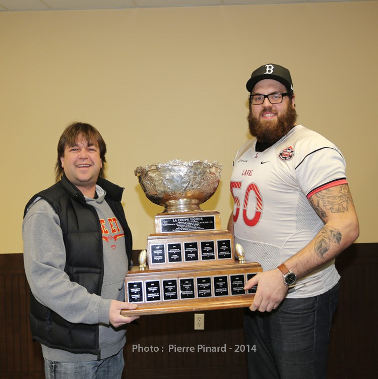 Dany Mailhot et Danny Groulx avec la coupe Vanier