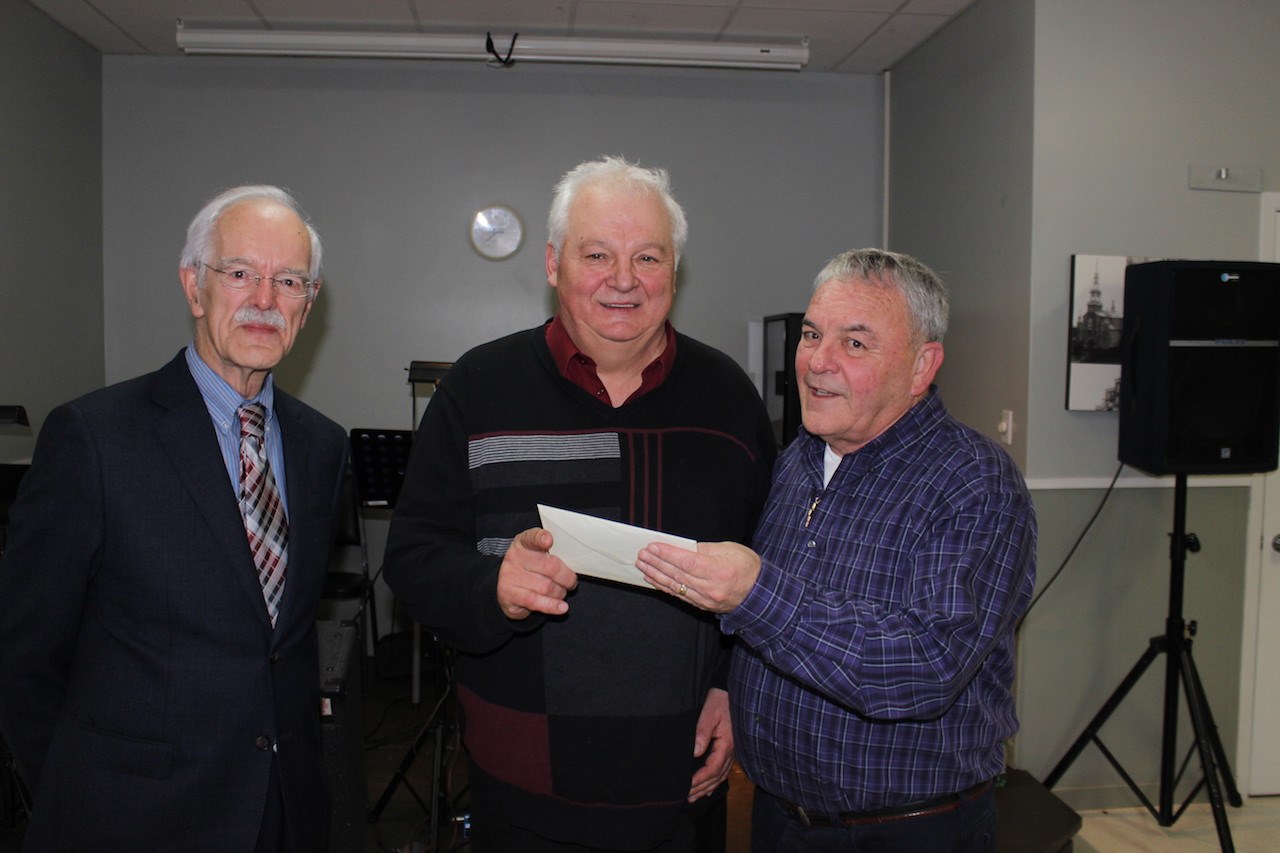 Raymond Letarte (au centre) accompagné de l’organisateur de l’événement, Jean-Guy Hamel, et de l’abbé Clément Croteau, administrateur des paroisses Saint-François-Xavier et Saint-Philippe depuis l’automne.