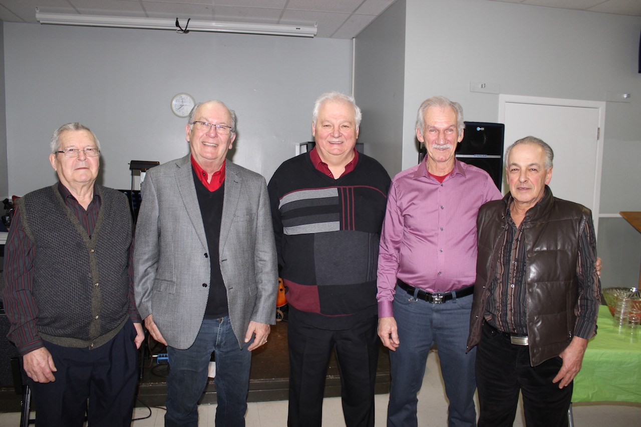 Des bénévoles qui ont contribué aux rénovations et à l’embellissement du cimetière Saint-François-Xavier : Gaston Gagnon, Jocelyn Simard, Raymond Letarte, Gaston Frappier et Guy Corriveau.