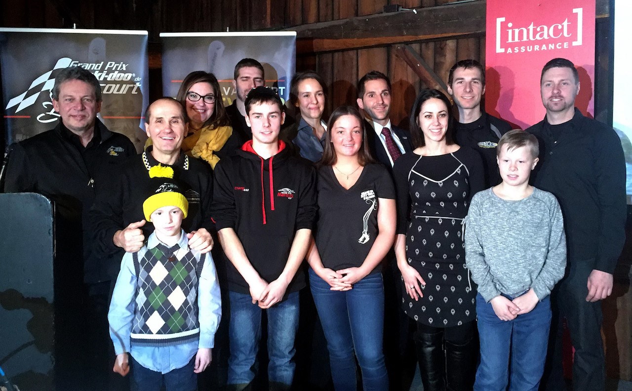 De gauche à droite à l'avant : Félix Bélanger, Leucan Estrie; les pilotes Jacques Villeneuve, Steven Marquis; Sabrina Blanchet; et Marie-Pier Lemay, directrice générale du Grand Prix de Valcourt, ainsi que le jeune pilote Jordan Lebel. Deuxième rangée, de gauche à droite : Donald Lemay, président du Grand Prix; Karine Vallière, députée de Richmond; Jimmy Bérard, Eskape.ca; Claudie Bélanger, BRP; Philippe Roberge, Intact Assurance; Janathan Lebel, pilote et père de Jordan.