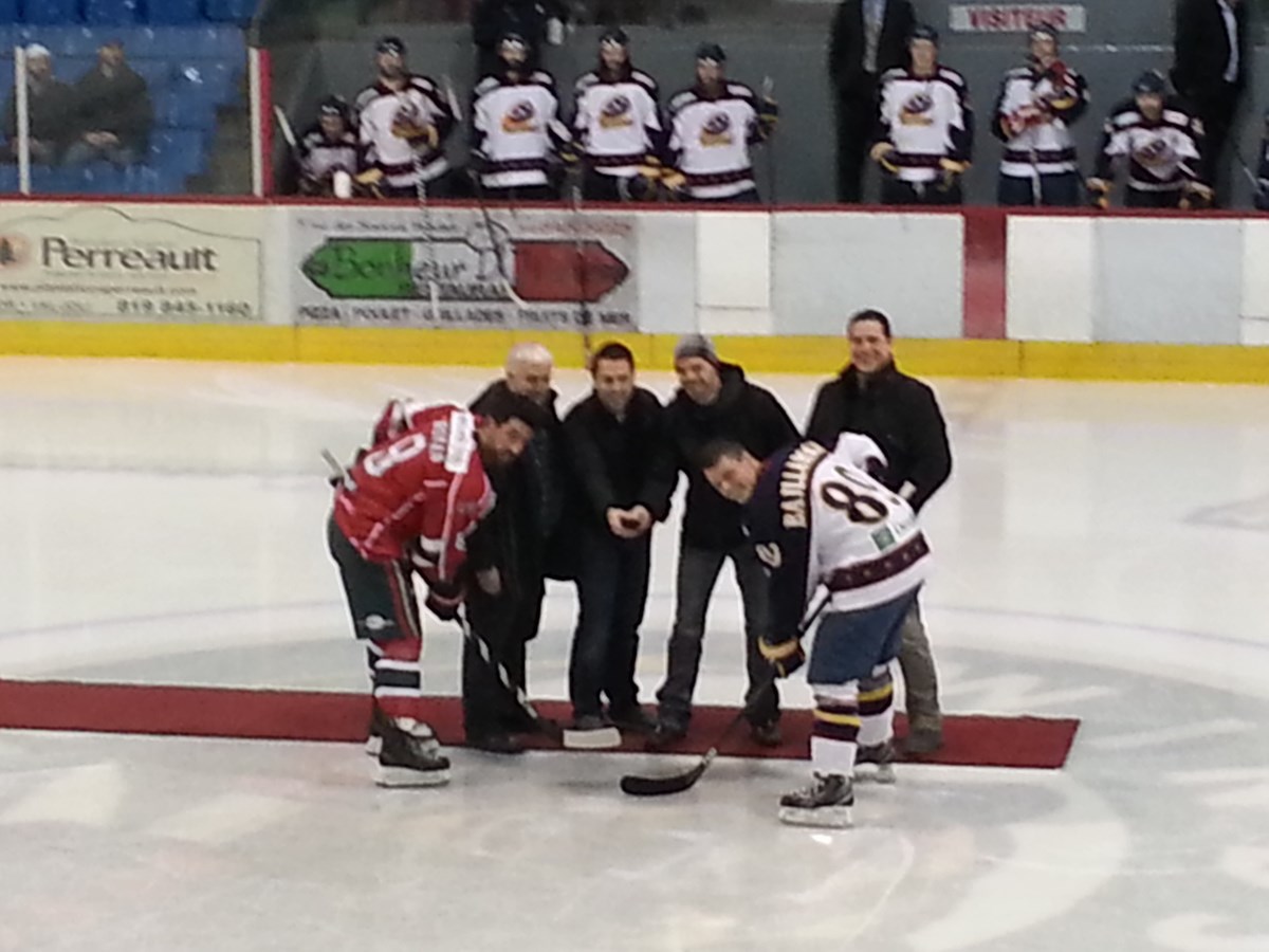 Une mise en jeu protocolaire réunissant le joueur Alexandre Carignan, Gilles Levassseur de Sher-Wood, Patrick Lefebvre du Wild, Alexandre Charest, Robin Charest et Yannick Baillargeon.