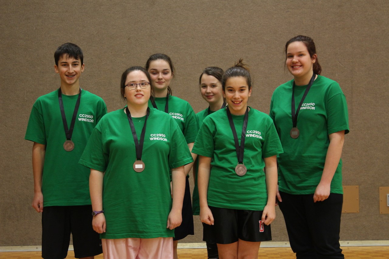 Les cadets du Corps 2950 de Windsor sont les récipiendaires de la médaille de bronze en kinball. Présents sur la photo : Pascale Marcotte Huppé, Kim Boisvert, Ariane Dubois, Jolianne Roulx, Audrey Fournier et William Robert.