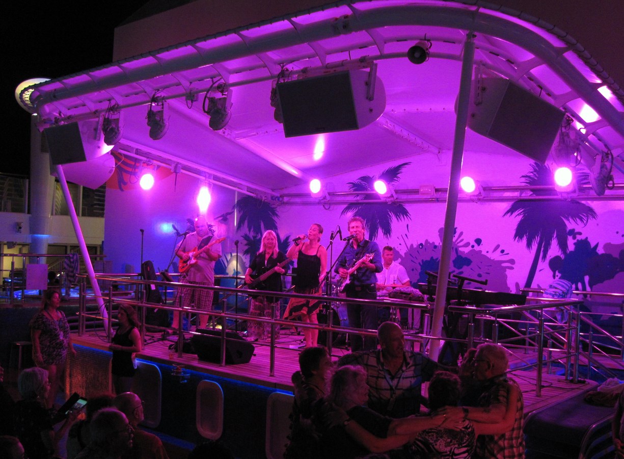 Étienne Bessette en spectacle sur une deuxième croisière New-York–Bahamas