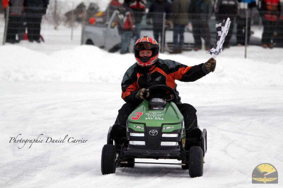 Gilbert Carrier lors d’une course de tracteur sur piste enneigée.