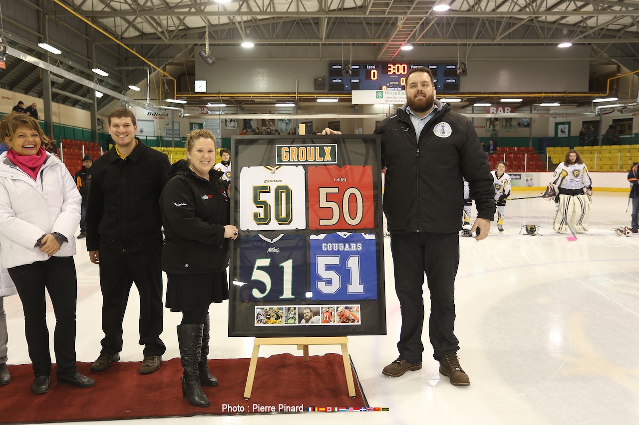 Une plaque souvenir regroupant des chandails et photos de Danny Groulx au fil des dernières années.