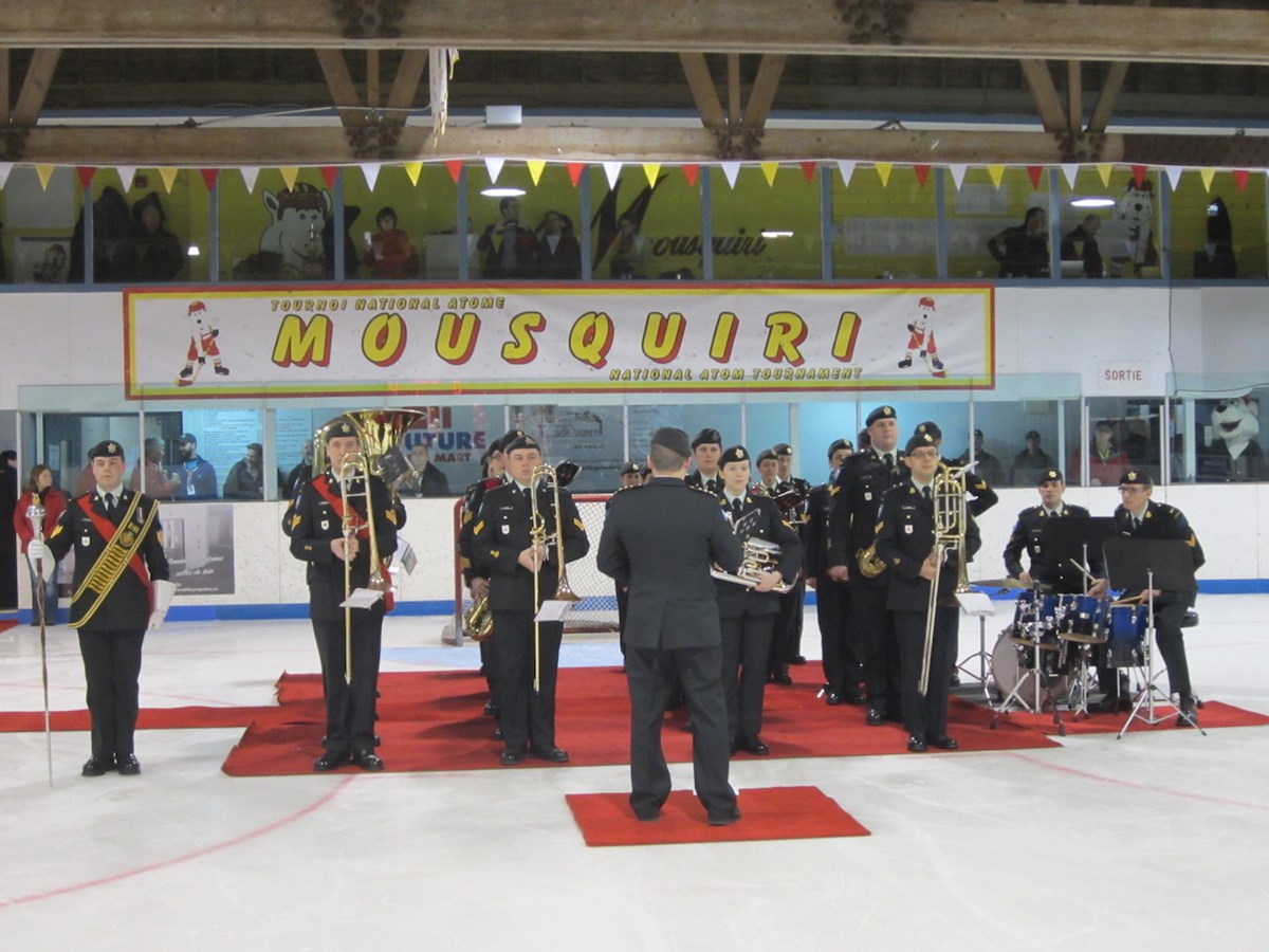 Le groupe de musique les Fusiliers de Sherbrooke a livré une belle performance musicale lors de la cérémonie d’ouverture officielle de la 53e édition du tournoi Mousquiri. Ils étaient plus d’une vingtaine de musiciens sur la patinoire vendredi dernier.