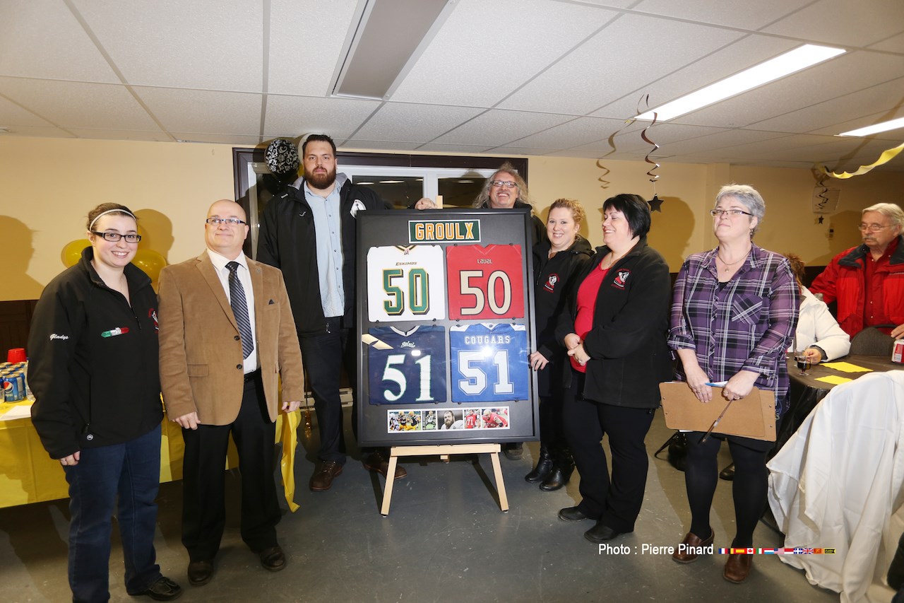 Le président d’honneur du 39e National bantam, Danny Groulx (3e à partir de la gauche), accompagne sur cette photo l’équipe du conseil d’administration qui verra à souligner la 40e édition du tournoi en février 2017. 