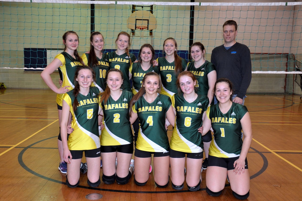L’équipe féminine en volleyball accompagnée de l’éducateur physique Christophe Maes.