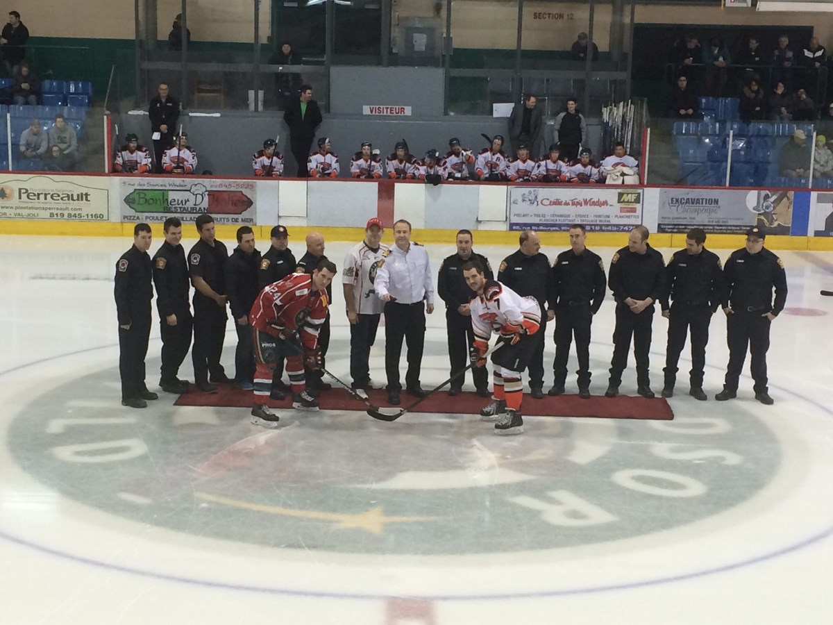 Accompagné de douze collègues regroupés sur la patinoire du Centre J.A. Lemay, le directeur de la Régie d’incendie de la région de Windsor, Christopher Grey, a procédé à la mise en jeu protocolaire peu avant le début du match de série éliminatoire opposant Windsor à Sainte-Anne-de-la-Pérade le vendredi 26 février. 