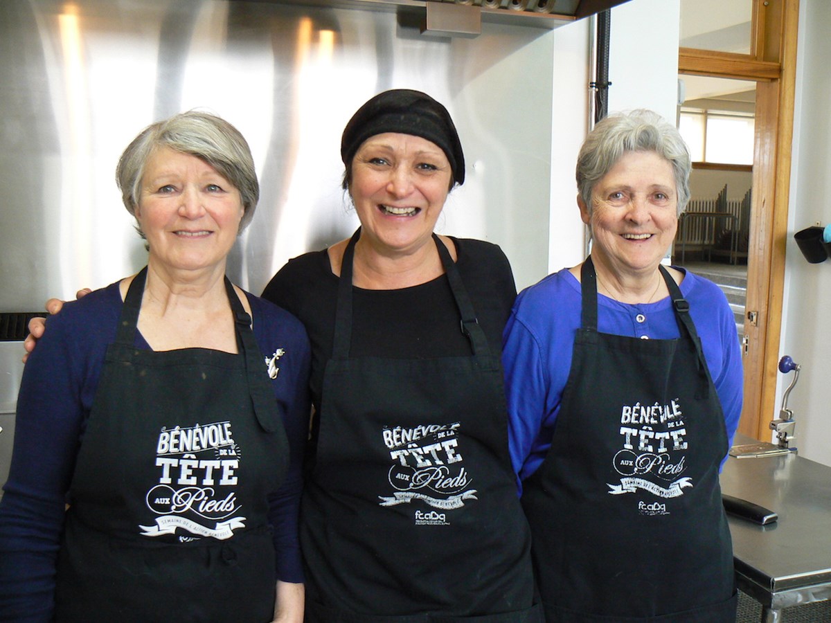 Angèle Desrosiers (aide-cuisinière), Nicole Boulay (cuisinière) et Louise Morey (aide-cuisinière).